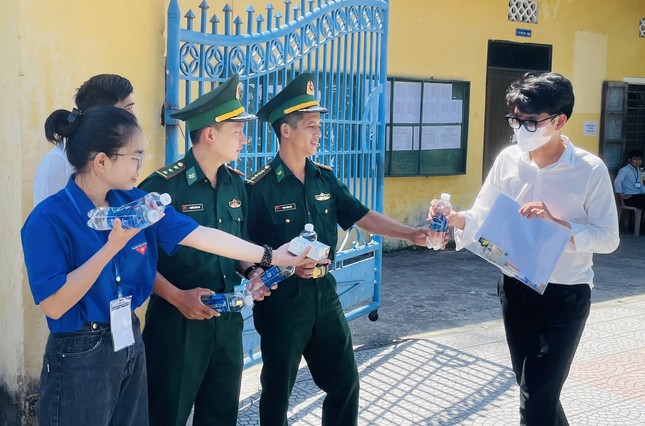 Lính quân hàm xanh tham gia tiếp sức mùa thi ảnh 2