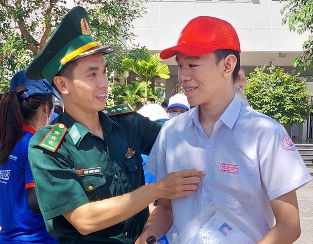 Lính quân hàm xanh tham gia tiếp sức mùa thi ảnh 3