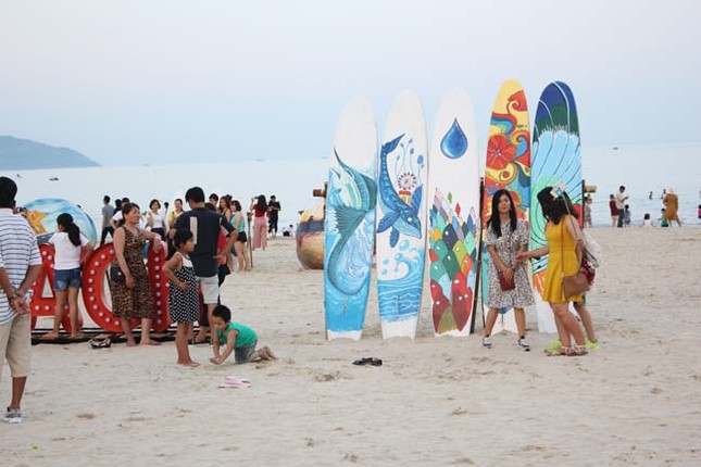 Giới trẻ Đà Nẵng đua nhau check in bên thuyền thúng, ván trượt độc-lạ ảnh 4