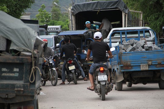 Bình Định: Dân chặn đường xe doanh nghiệp vì… 'ăn no' bụi ảnh 3