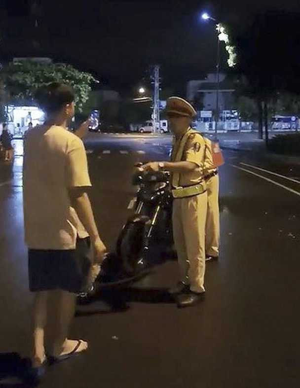 Thiếu úy CSGT đang làm nhiệm vụ bất ngờ ngã ngửa nói gì? ảnh 2