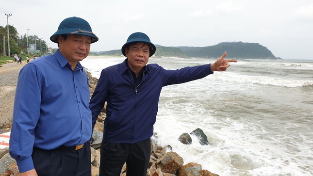 Bộ trưởng Nguyễn Xuân Cường: Bão có đường đi và tốc độ cực kỳ nguy hiểm, không được chủ quan! ảnh 1