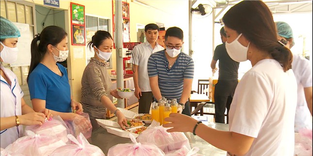“Bát cháo hành” mùa dịch: Nghệ sĩ làm từ thiện và nhiều câu chuyện ấm lòng hơn nữa ảnh 4