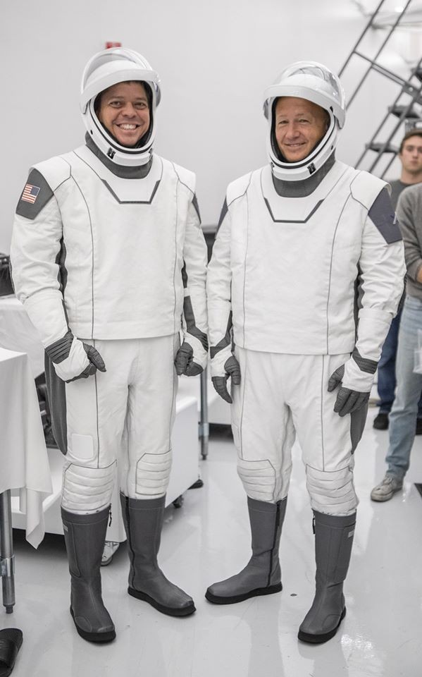 Tỷ phú Elon Musk sắp phóng tàu vũ trụ nhưng dân tình lại chỉ "thả tim" điều nhỏ xíu này ảnh 4