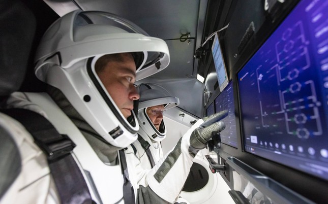 Tỷ phú Elon Musk sắp phóng tàu vũ trụ nhưng dân tình lại chỉ "thả tim" điều nhỏ xíu này ảnh 7