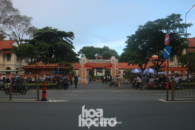TP.HCM: Teen đến sớm dự kì thi tốt nghiệp THPT Quốc gia có một không hai trong lịch sử ảnh 2