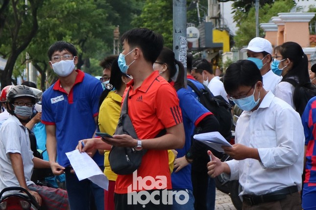 TP.HCM: Teen đến sớm dự kì thi tốt nghiệp THPT Quốc gia có một không hai trong lịch sử ảnh 3