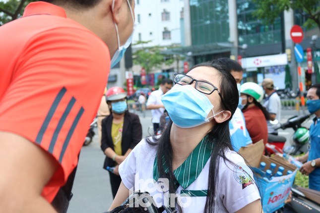 TP.HCM: Teen đến sớm dự kì thi tốt nghiệp THPT Quốc gia có một không hai trong lịch sử ảnh 5