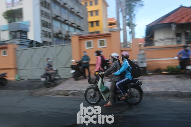TP.HCM: Teen đến sớm dự kì thi tốt nghiệp THPT Quốc gia có một không hai trong lịch sử ảnh 7