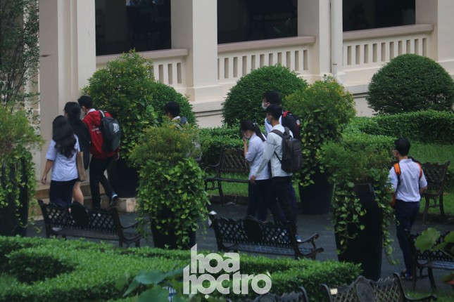 TP.HCM: Teen đến sớm dự kì thi tốt nghiệp THPT Quốc gia có một không hai trong lịch sử ảnh 8