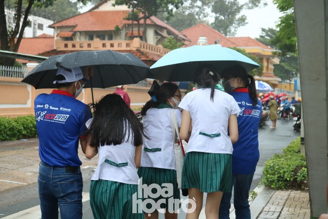 Mưa to ngày thi Toán: “Soái ca”, “soái tỷ” đưa chiếc ô làm trái tim teen 2K2 “có cầu vồng“ ảnh 1
