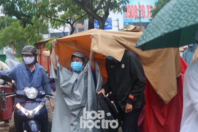Mưa to ngày thi Toán: “Soái ca”, “soái tỷ” đưa chiếc ô làm trái tim teen 2K2 “có cầu vồng“ ảnh 3