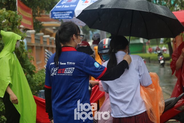 Mưa to ngày thi Toán: “Soái ca”, “soái tỷ” đưa chiếc ô làm trái tim teen 2K2 “có cầu vồng“ ảnh 6
