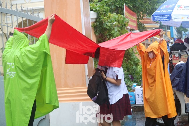 Mưa to ngày thi Toán: “Soái ca”, “soái tỷ” đưa chiếc ô làm trái tim teen 2K2 “có cầu vồng“ ảnh 8