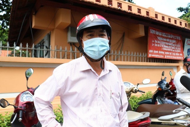 Phỏng vấn nhanh phụ huynh chờ con thi môn Văn tốt nghiệp THPT: Tự tin con đạt 26 điểm ảnh 2
