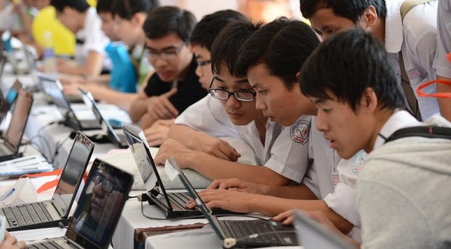 Thi tốt nghiệp THPT trên máy tính: Học sinh và giáo viên còn dè chừng vì nhiều lí do ảnh 2
