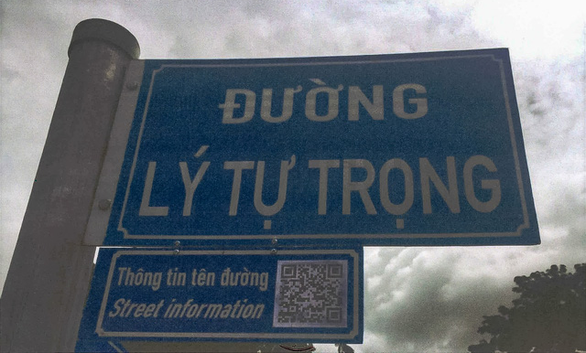 TP.HCM: Xuất hiện mã QR lạ trên bảng tên đường, teen thích thú “check-in” trừ hội sau ảnh 1