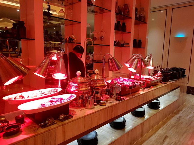 Không hài lòng về buffet 1,4 triệu trong KS 5 sao, thanh niên bị giễu “tự khoe cái dốt“ ảnh 1