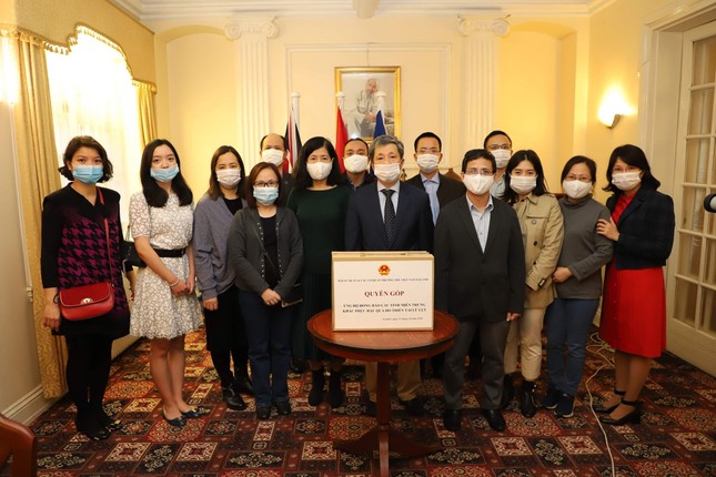 Du học sinh khắp nơi quyên góp gửi đồng bào lũ lụt miền Trung: Những con số “biết nói” ảnh 2