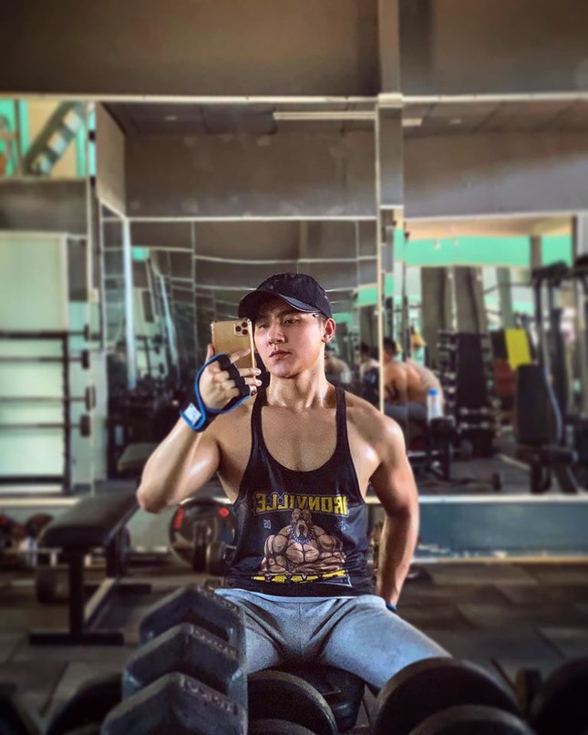 “Nam thần” TikTok mới khiến cộng đồng mạng chia phe với clip thả thính “Em là của anh” ảnh 5