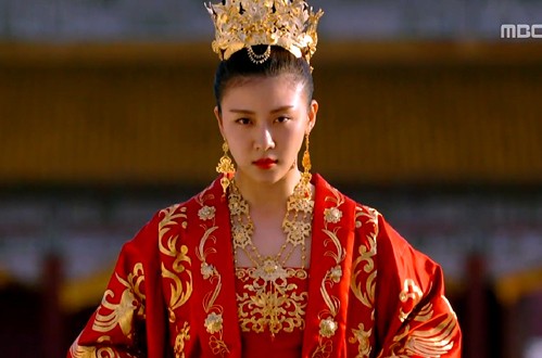 Lỡ phải lòng "Chàng Hậu”, đừng bỏ qua những hoàng hậu siêu ngầu khác trong phim Hàn ảnh 3