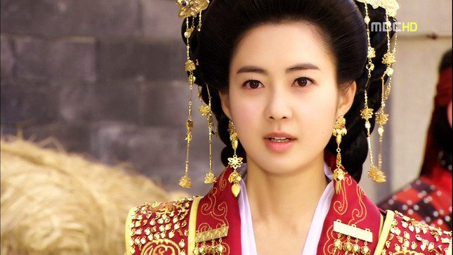 Lỡ phải lòng "Chàng Hậu”, đừng bỏ qua những hoàng hậu siêu ngầu khác trong phim Hàn ảnh 4