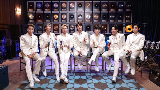 BTS bị so sánh với virus Corona, ARMY “giận tím người” đồng loạt treo hashtag yêu cầu lời xin lỗi ảnh 1