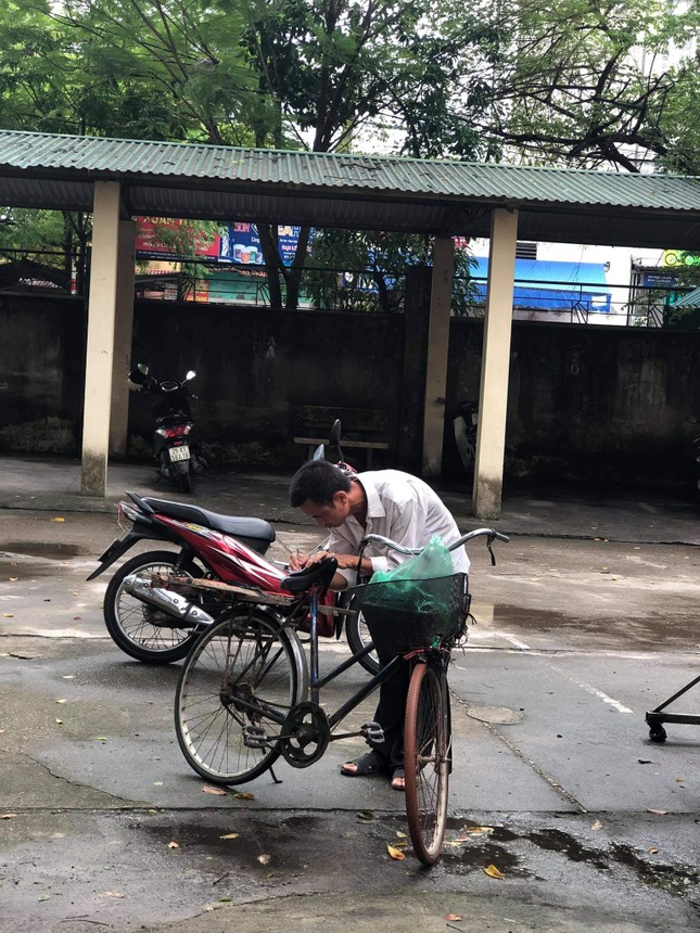 Hình ảnh người cha với điện thoại cũ chụp kết quả thi cho con khiến nhiều người xúc động ảnh 4