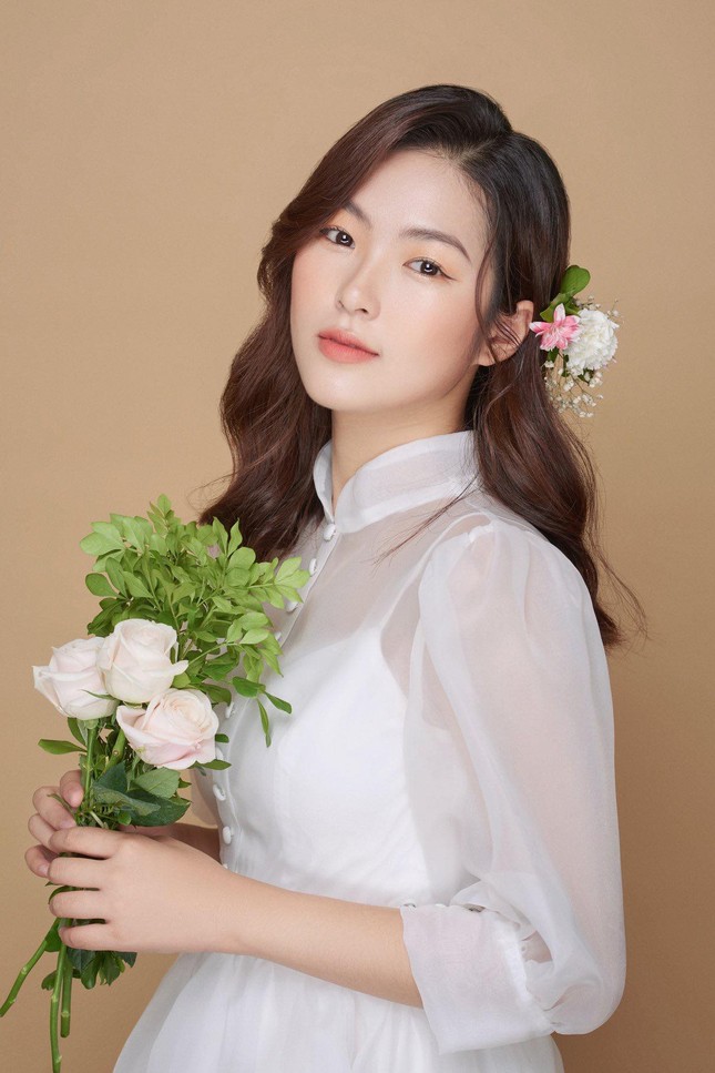 Nữ chính MV “Hoa Hải Đường” có vẻ ngoài gây thương nhớ, thân hình quyến rũ bất ngờ ảnh 2