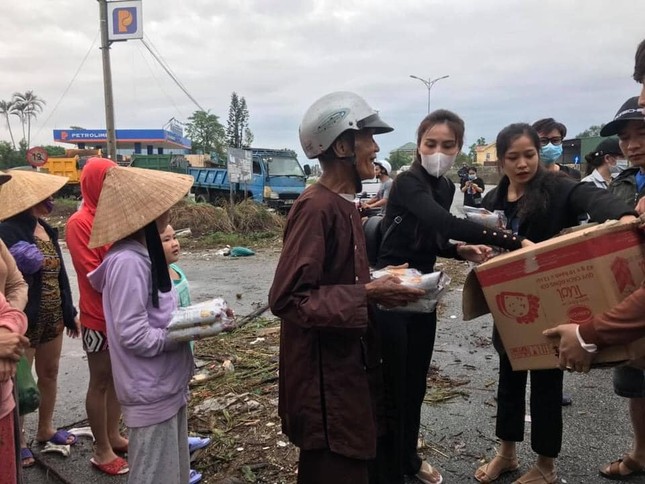 VIDEO: Thủy Tiên ngồi xuồng trao quà cứu trợ cho người dân vùng lũ ở miền Trung ảnh 2