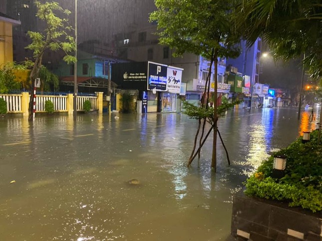 Thủy Tiên chưa thể về TP.HCM, tiết lộ số tiền quyên góp “chi viện Miền Trung” sau 3 ngày ảnh 4