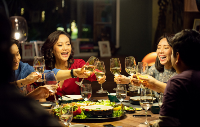 “Tiệc Trăng Máu” thu 45 tỷ đồng, thiết lập lại thói quen ra rạp xem phim của khán giả Việt ảnh 1