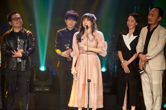 “Làn sóng xanh 2020“: Binz, Jack, Amee thắng “đậm”, Hòa Minzy nức nở khi lần đầu nhận giải ảnh 6