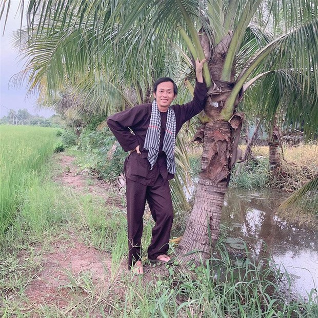 “Chủ tịch mạng xã hội” Hoài Linh bất ngờ lên đồ chuẩn “soái ca”, tái xuất với dự án mới? ảnh 1