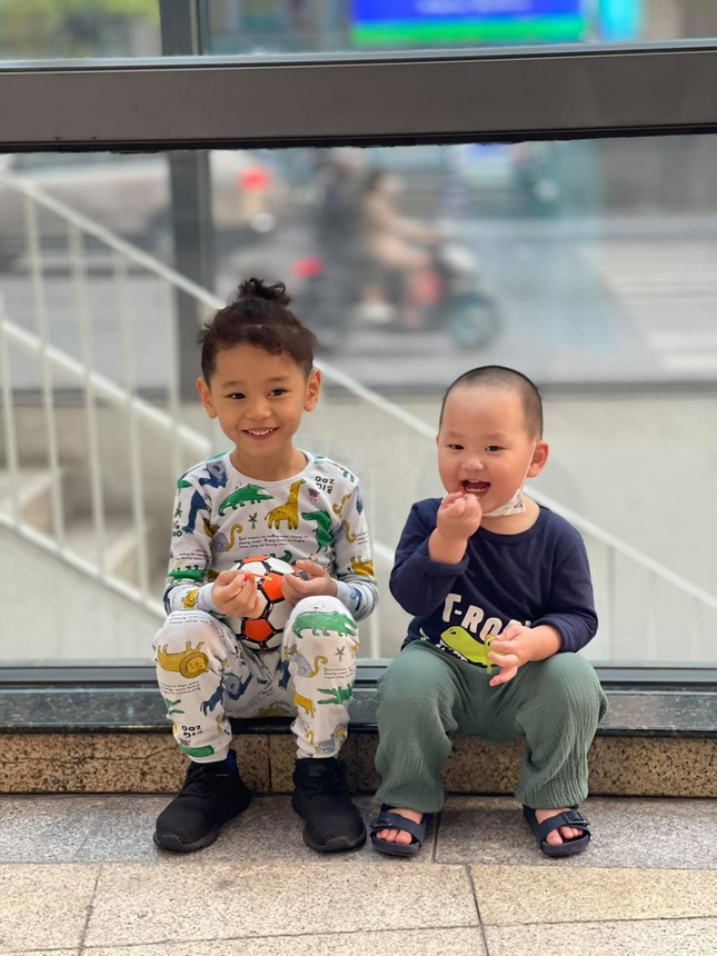 “Thế lực nhí” của V-Biz bất ngờ chiếm sóng hơn cả bố mẹ trên mạng xã hội ảnh 9