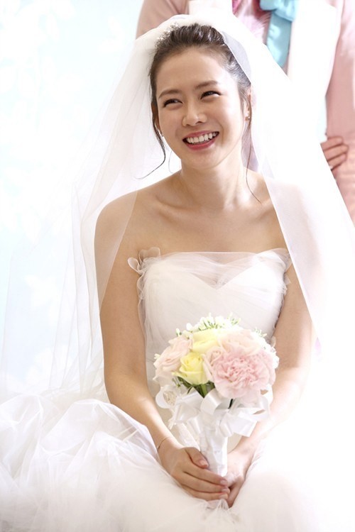 Dù chưa kết hôn nhưng Son Ye Jin đã nhiều lần mặc váy cưới khiến fan xuýt xoa vì quá đẹp ảnh 2