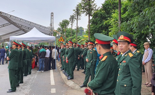 Xúc động hình ảnh người dân đẩy xe lăn đến viếng Thiếu tướng Nguyễn Hữu Hùng ảnh 4