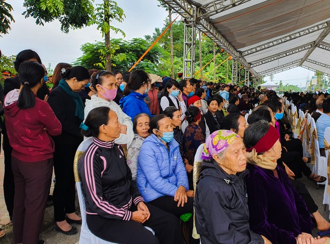 Xúc động hình ảnh người dân đẩy xe lăn đến viếng Thiếu tướng Nguyễn Hữu Hùng ảnh 1