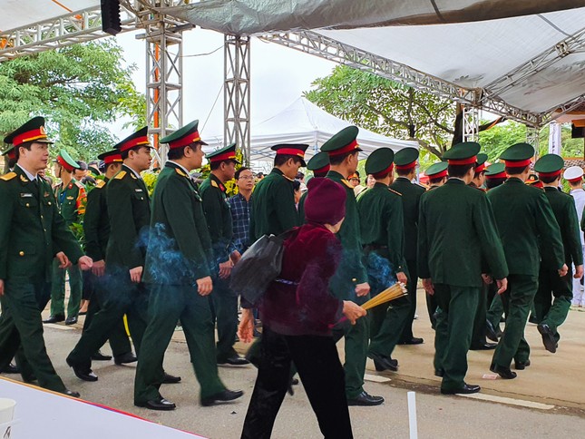 Xúc động hình ảnh người dân đẩy xe lăn đến viếng Thiếu tướng Nguyễn Hữu Hùng ảnh 9