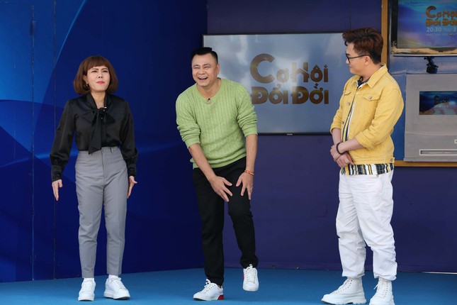 Tự Long ‘chạy như tên bắn’ dù chấn thương dây chằng để mang tiền thưởng cho người nghèo ảnh 4