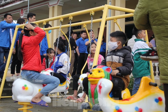 Người nghèo Tuyên Quang xúc động nhận quà của đoàn tình nguyện Trung ương Đoàn ảnh 9