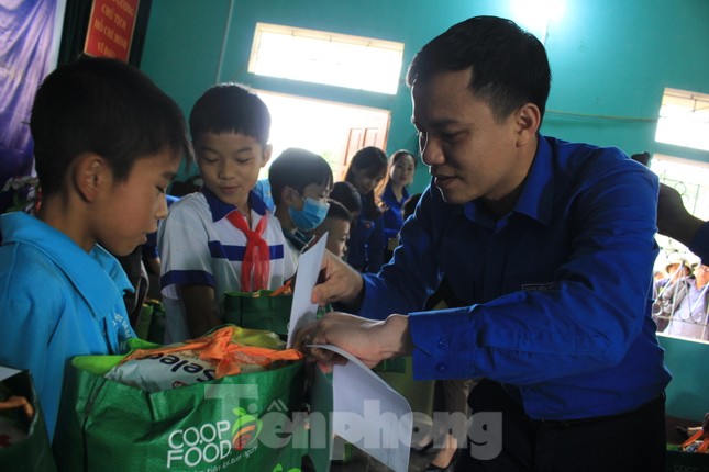 Người nghèo Tuyên Quang xúc động nhận quà của đoàn tình nguyện Trung ương Đoàn ảnh 4
