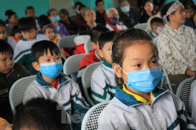 Người nghèo Tuyên Quang xúc động nhận quà của đoàn tình nguyện Trung ương Đoàn ảnh 8