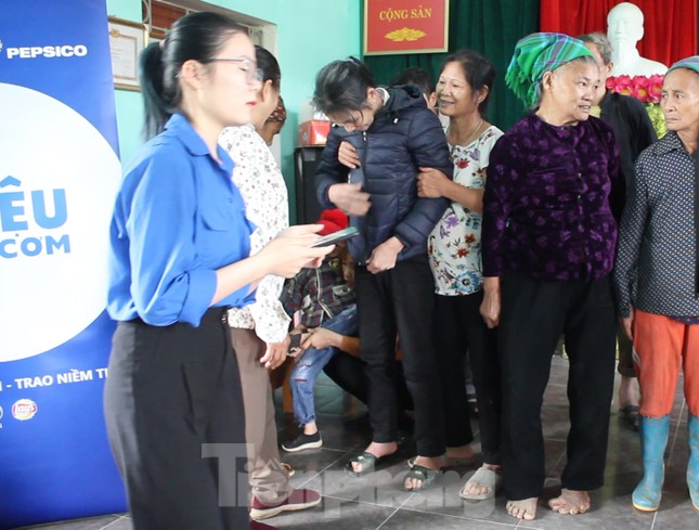 Người nghèo Tuyên Quang xúc động nhận quà của đoàn tình nguyện Trung ương Đoàn ảnh 6