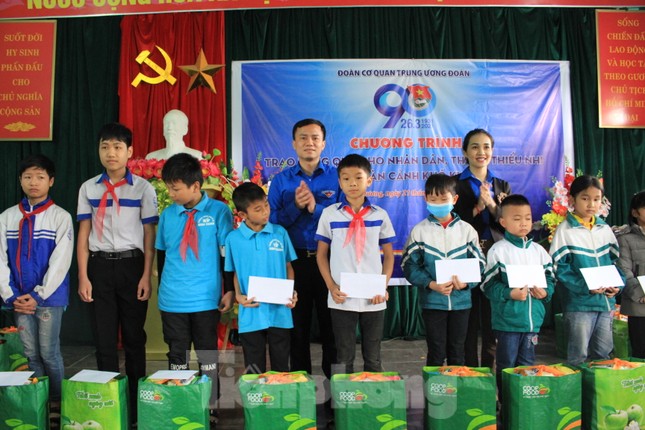 Người nghèo Tuyên Quang xúc động nhận quà của đoàn tình nguyện Trung ương Đoàn ảnh 5