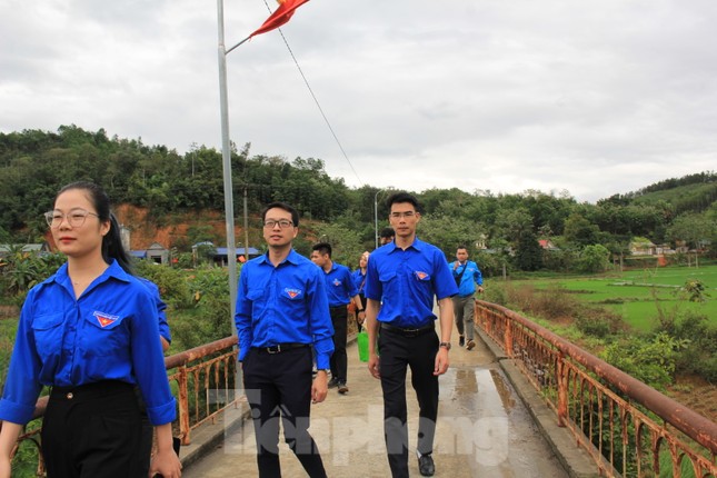 Người nghèo Tuyên Quang xúc động nhận quà của đoàn tình nguyện Trung ương Đoàn ảnh 13