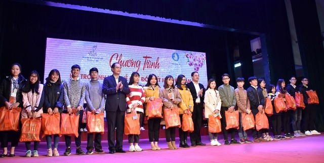 Tiếp sức sinh viên nghèo về quê đón Tết ảnh 3