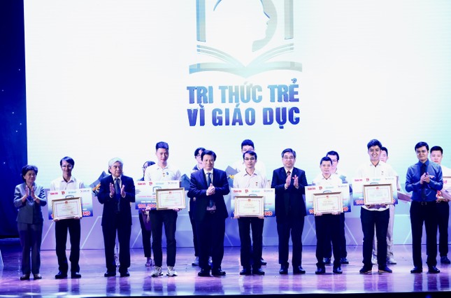 Từ điển cho người M'Nông giành giải 100 triệu đồng sáng kiến vì giáo dục ảnh 3