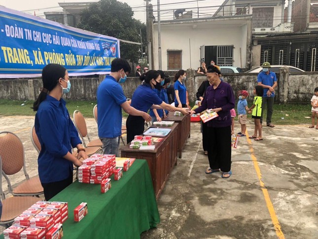 Đổi rác thải nhựa lấy khẩu trang, xà phòng ảnh 6