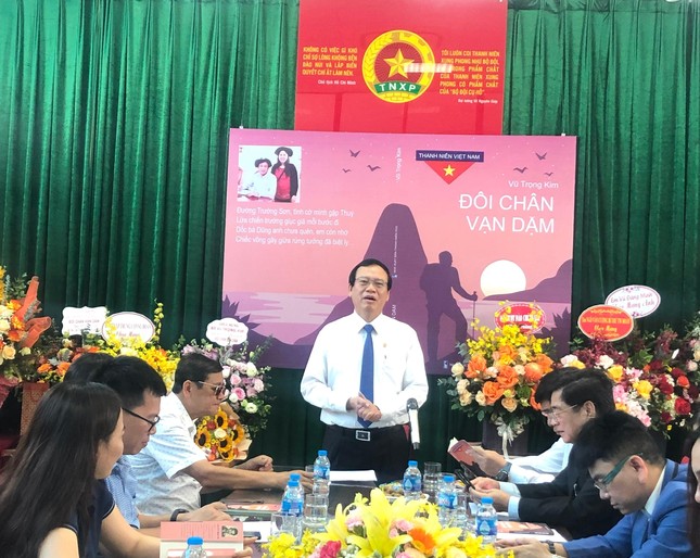 Truyền cảm hứng cho giới trẻ từ &aposĐôi chân vạn dặm&apos